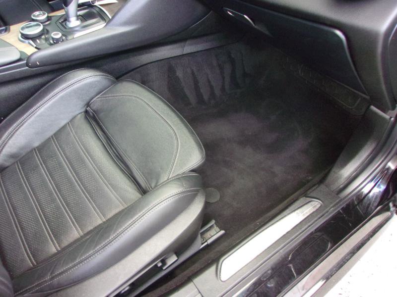 Used 2017 Alfa Romeo Giulia Ti w/ TI 19" Sport Package image 29