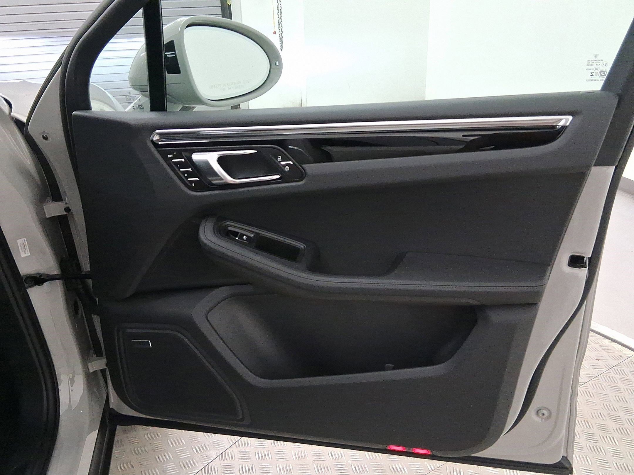 Used 2025 Porsche Macan AWD/4WD image 38