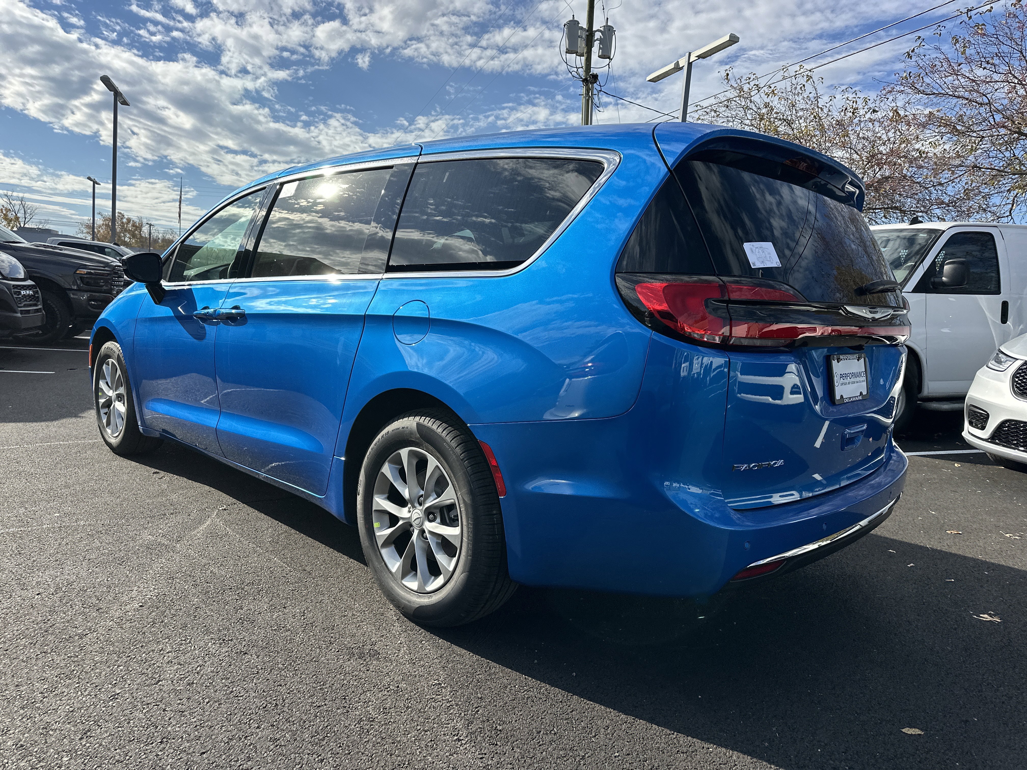 New 2026 Chrysler Pacifica Limited w/ Uconnect Theater Family Group image 25