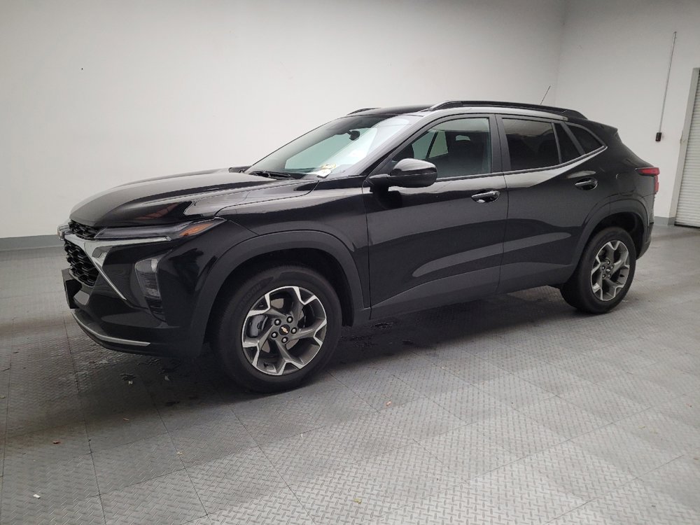 Used 2025 Chevrolet Trax LT w/ LT Convenience Package image 2