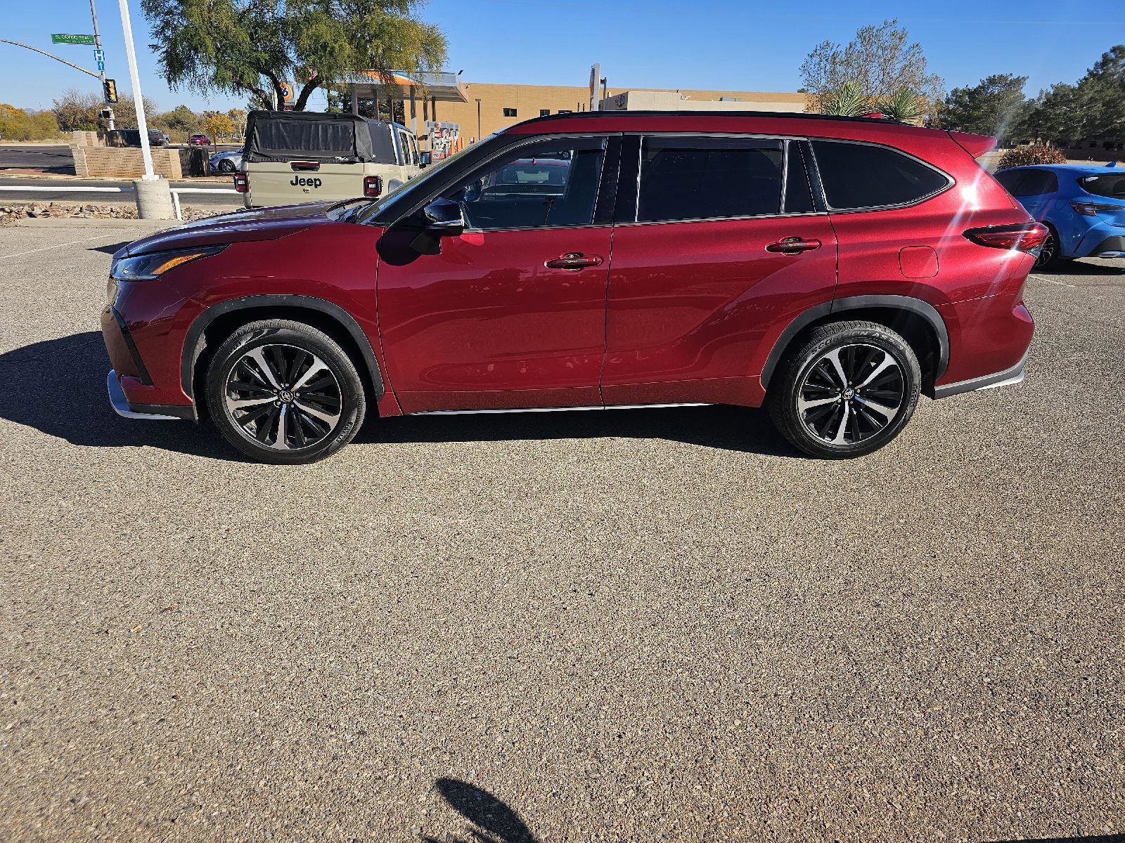 Used 2021 Toyota Highlander XSE image 3