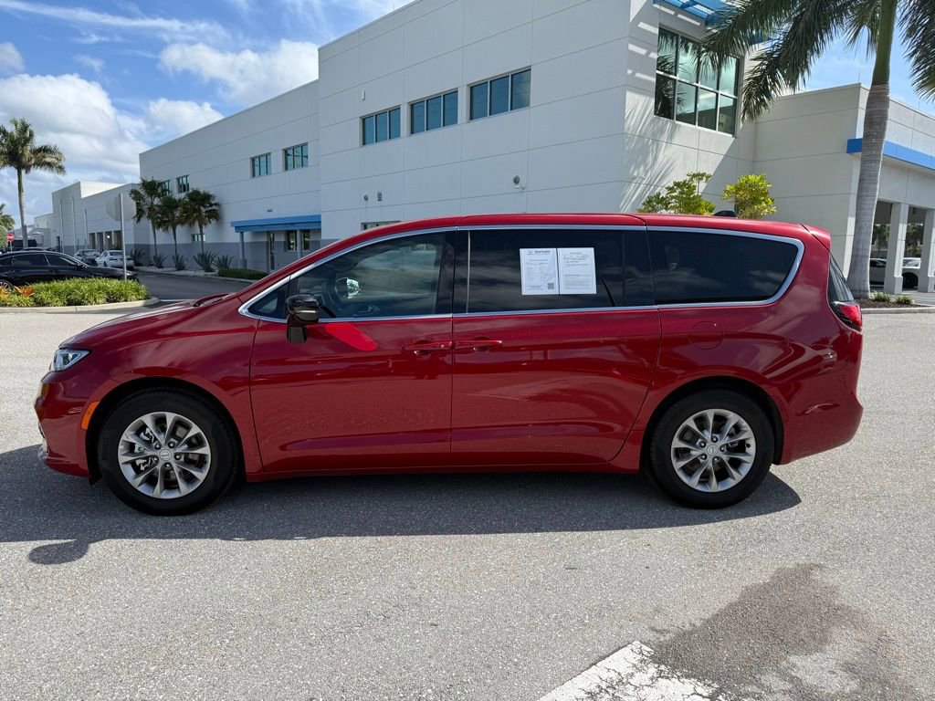 Used 2026 Chrysler Pacifica Limited image 2
