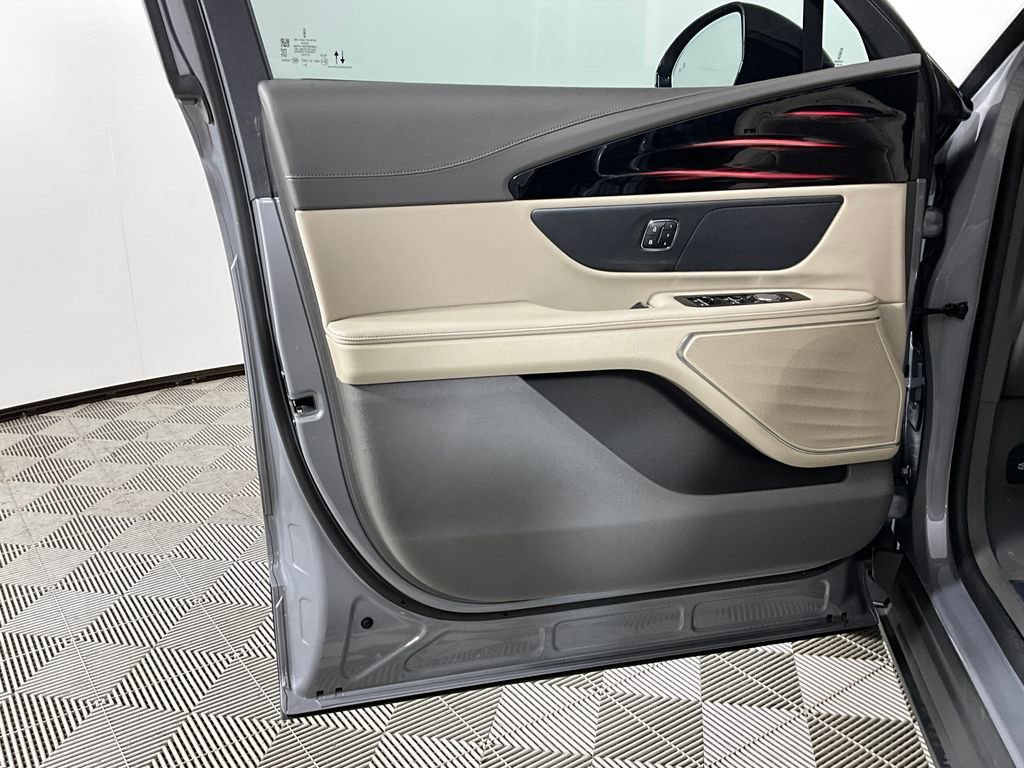 Used 2025 Lincoln Nautilus Premier AWD/4WD image 18