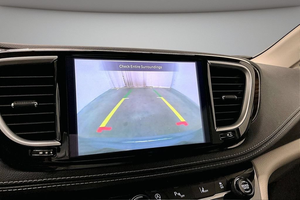 Used 2023 Chrysler Pacifica Limited FWD image 14