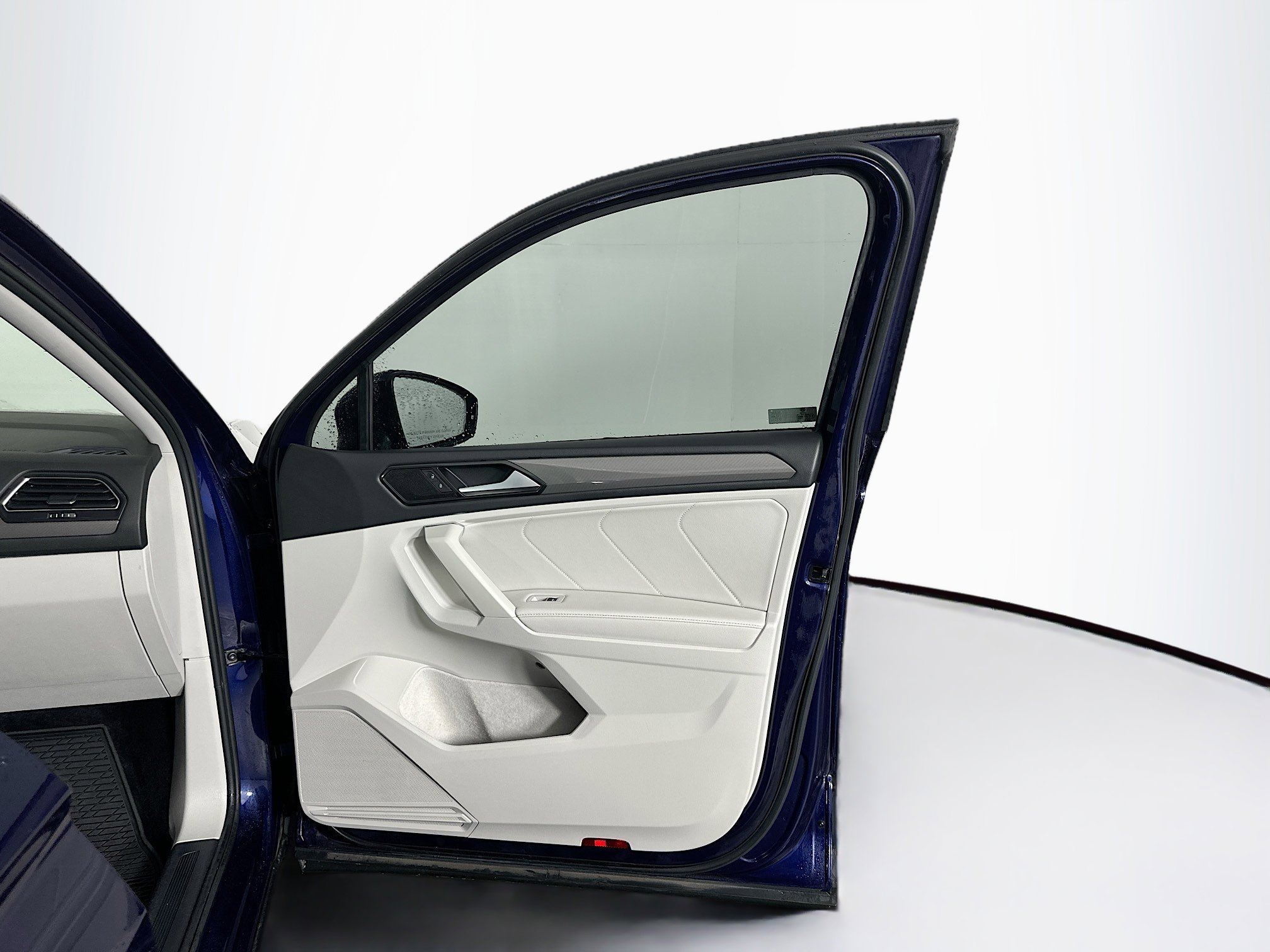 Used 2022 Volkswagen Tiguan SE image 32