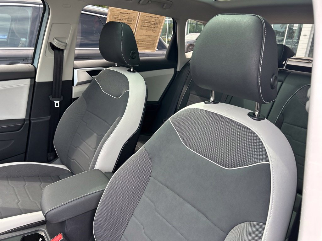 Certified 2025 Volkswagen Taos SE w/ Panoramic Sunroof Package FWD image 21