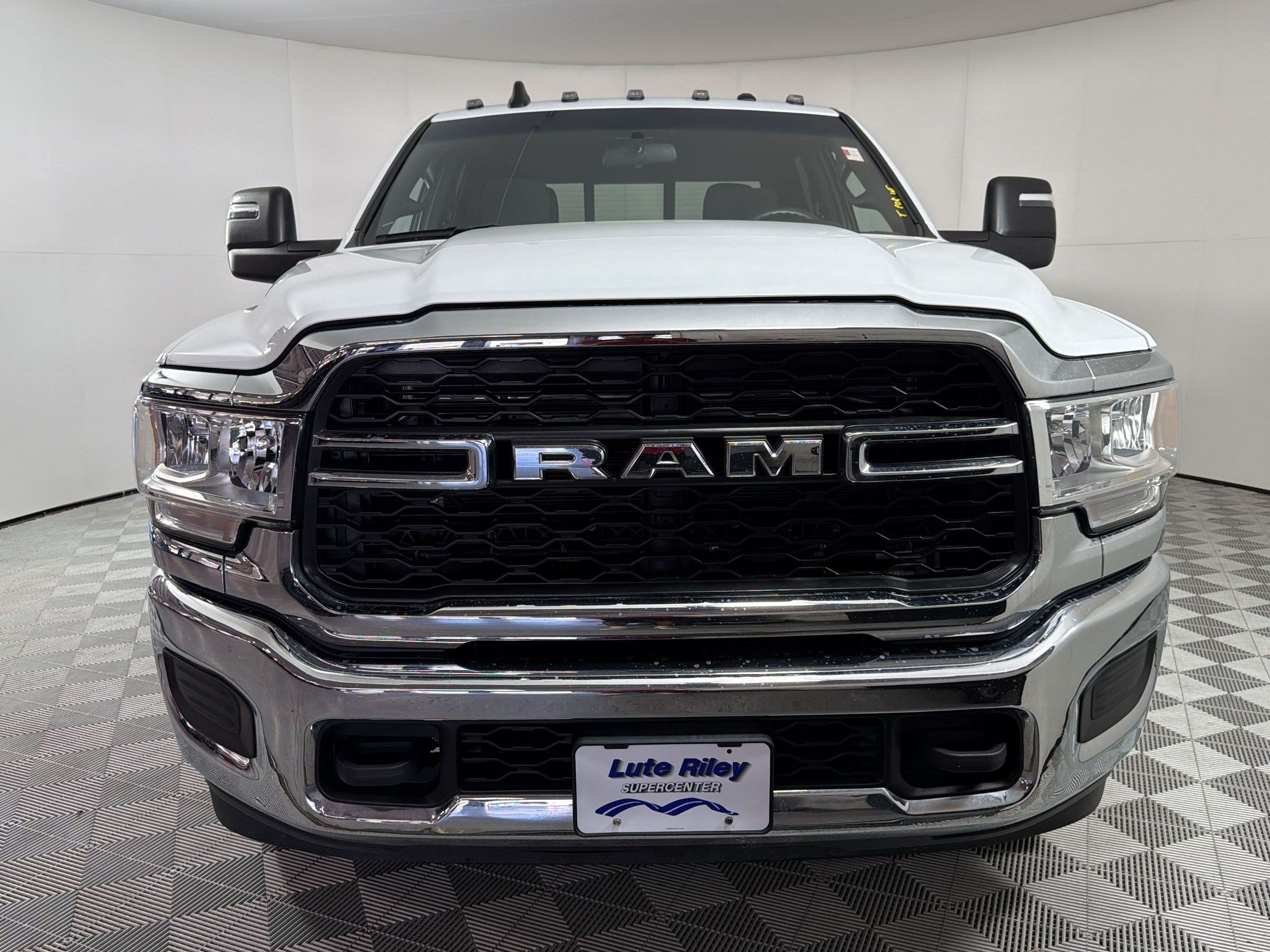 Used 2024 RAM 3500 Tradesman w/ Chrome Appearance Group AWD/4WD image 6