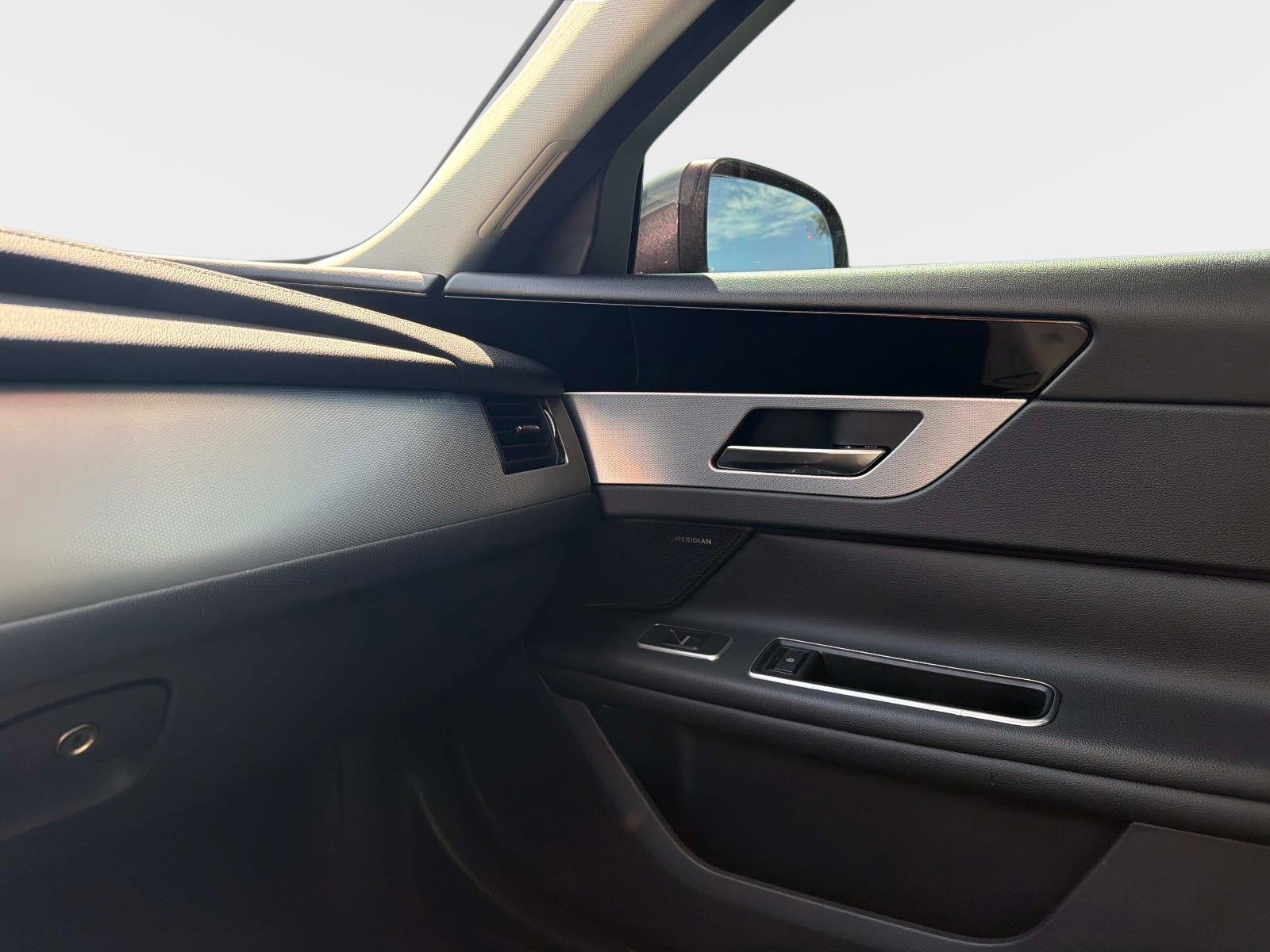 Used 2018 Jaguar XF Premium RWD image 21