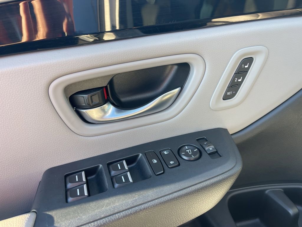 Used 2025 Honda Pilot Touring image 10