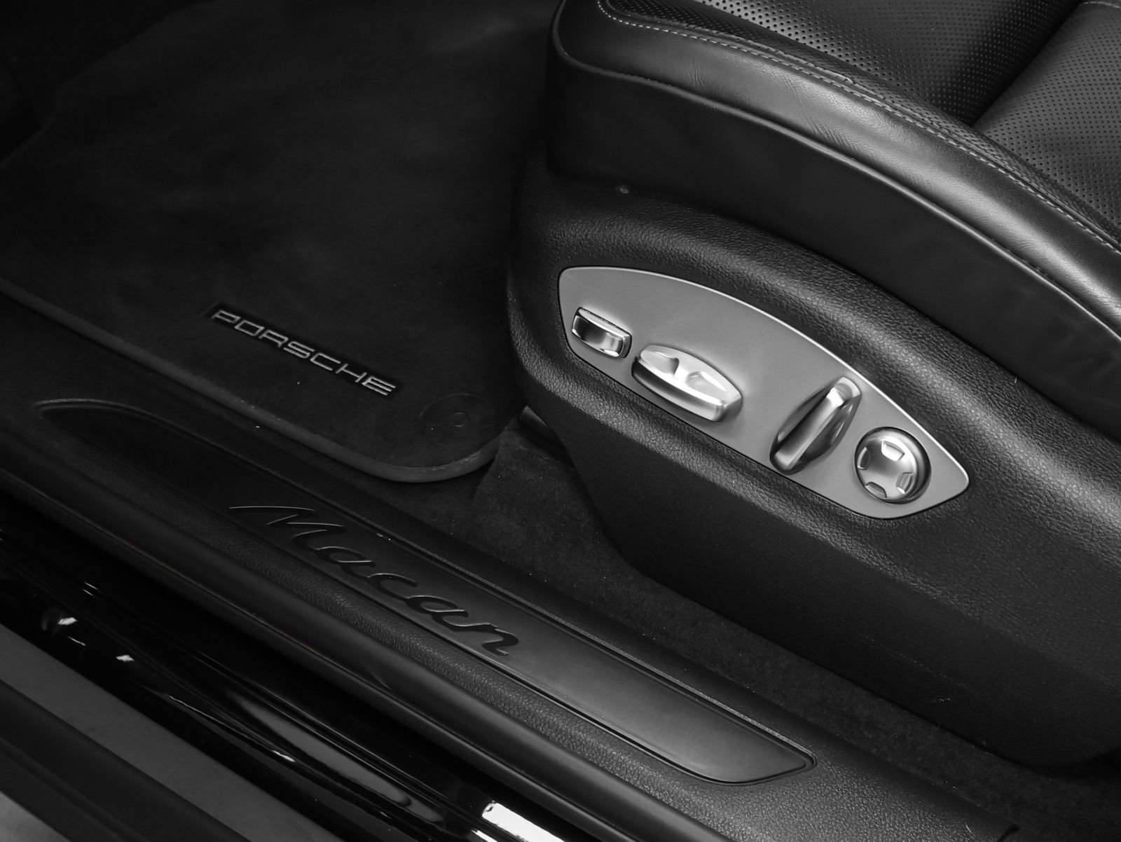 Certified 2023 Porsche Macan image 26