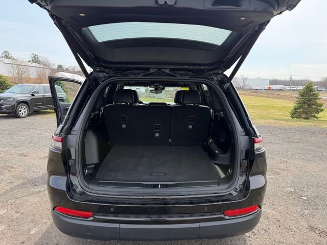 Used 2023 Jeep Grand Cherokee Altitude image 32