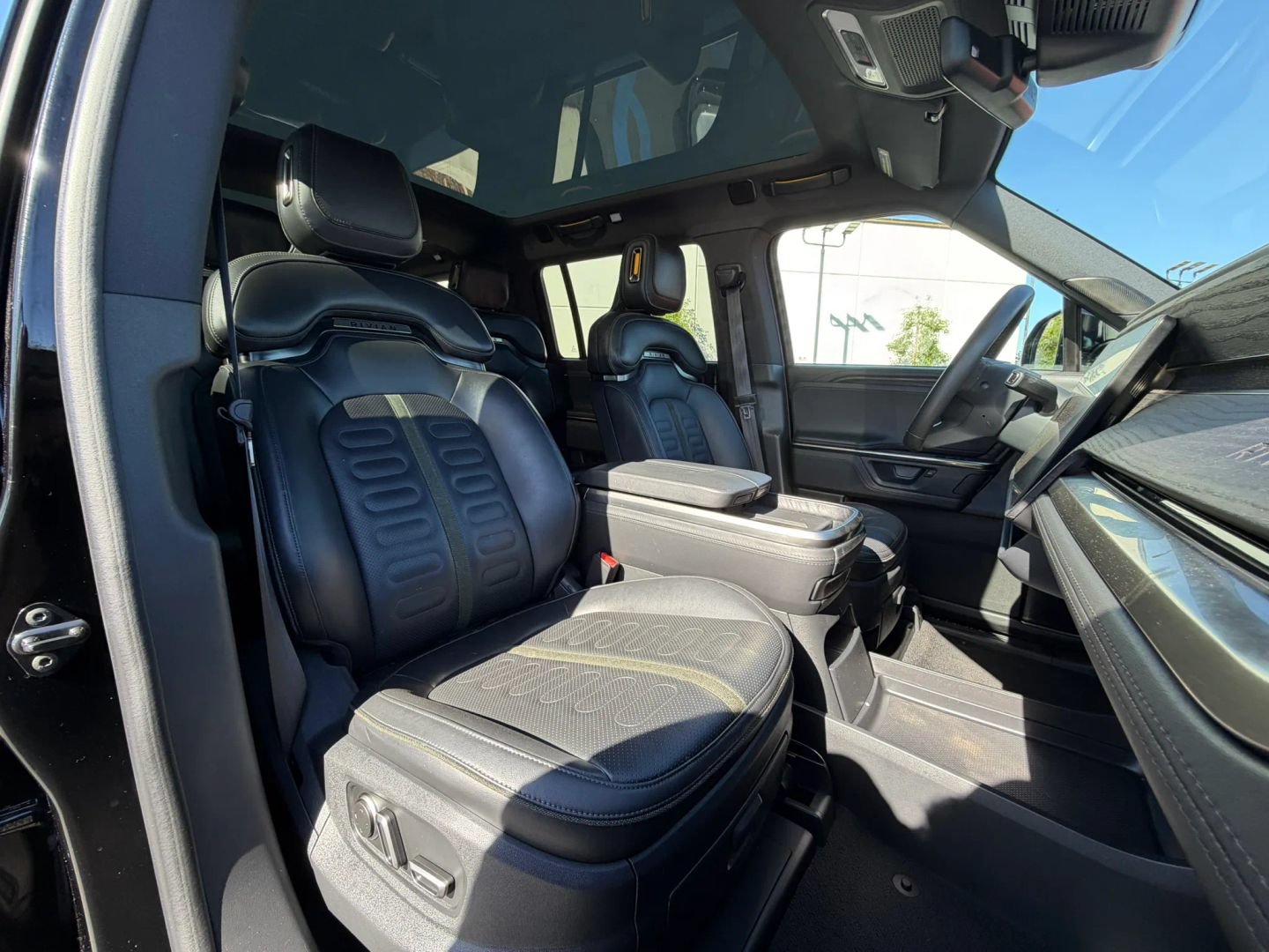 Used 2025 Rivian R1S Adventure Dual AWD/4WD image 22
