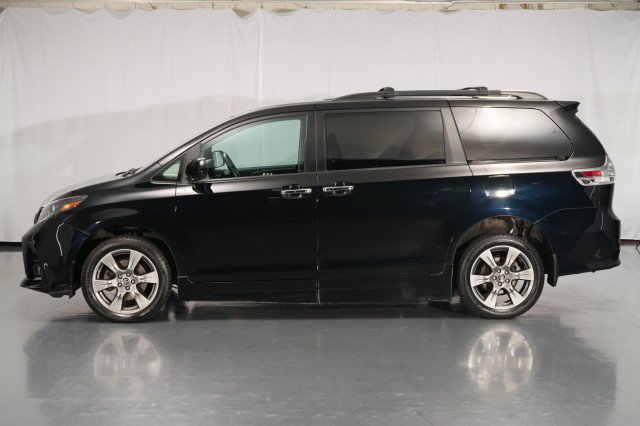 Used 2020 Toyota Sienna SE FWD image 2