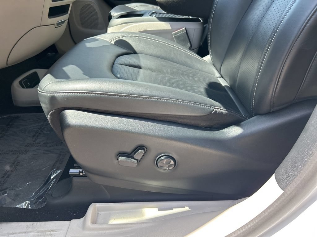 Used 2024 Chrysler Pacifica Limited FWD image 16