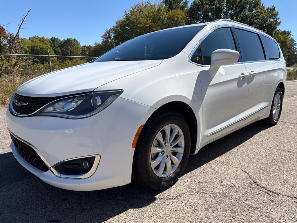 Used 2017 Chrysler Pacifica Touring-L FWD image 6