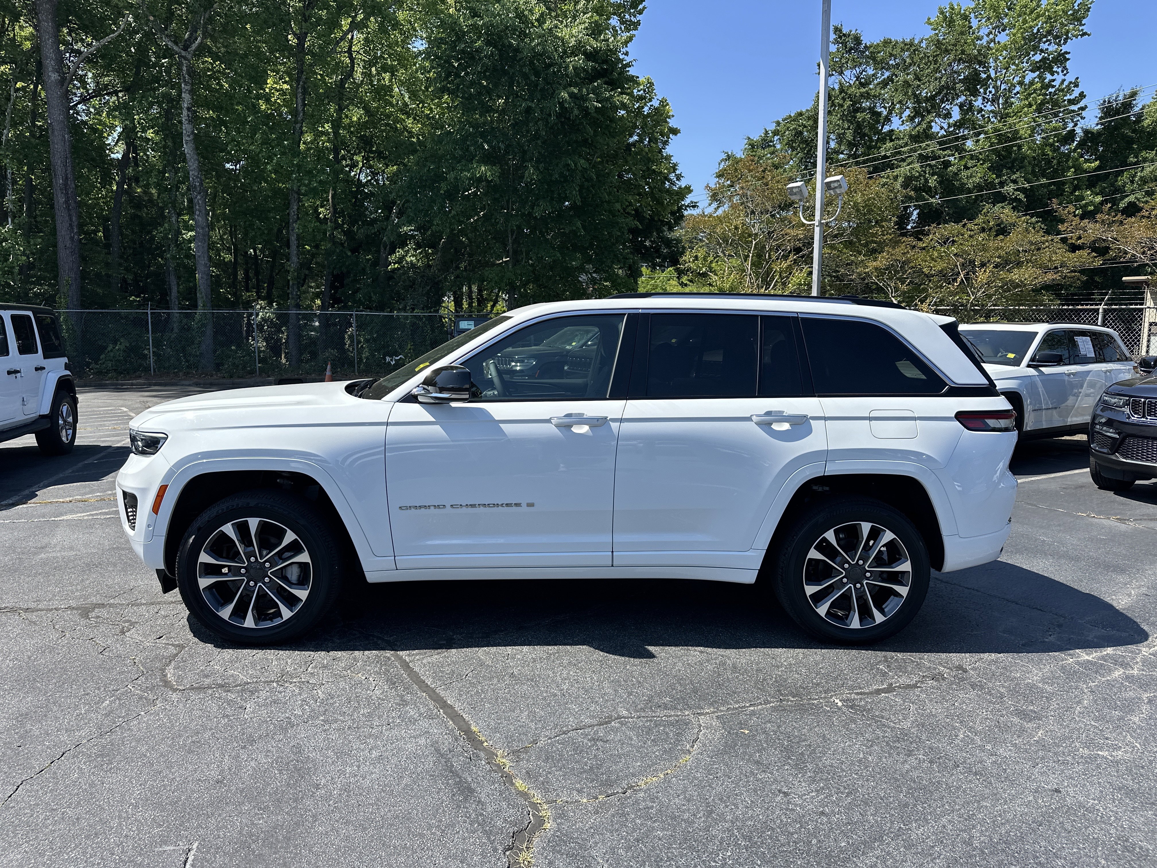Used 2024 Jeep Grand Cherokee Overland w/ Trailer Tow Package AWD/4WD image 6