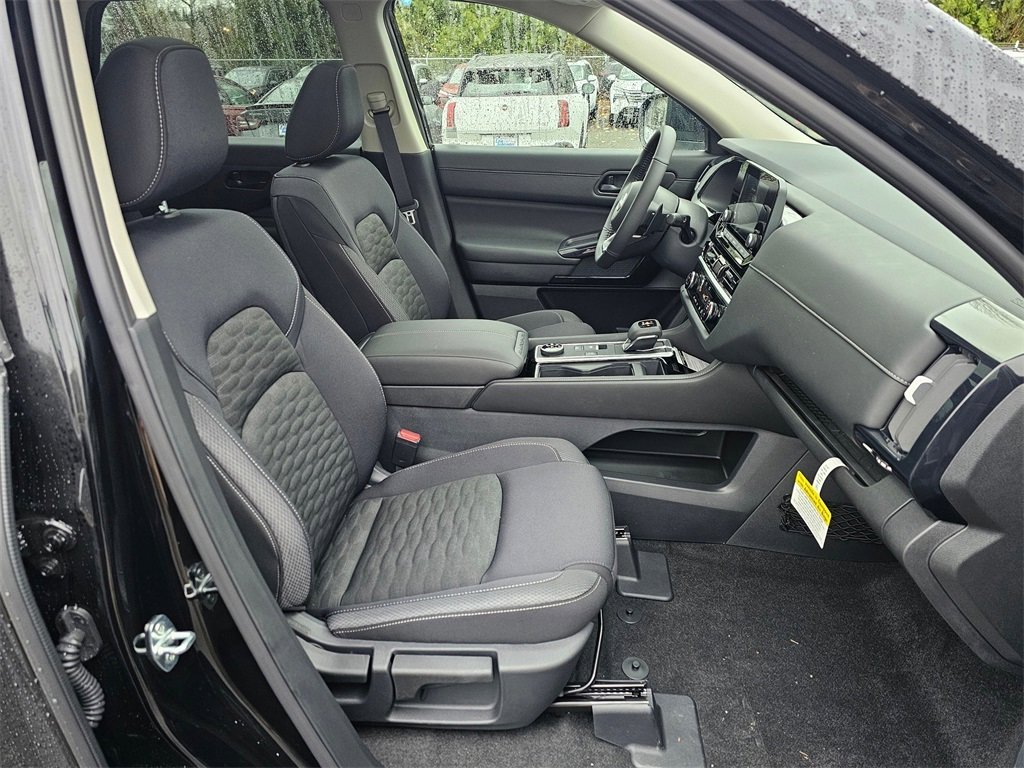 New 2025 Nissan Pathfinder SV w/ SV Premium Package image 31