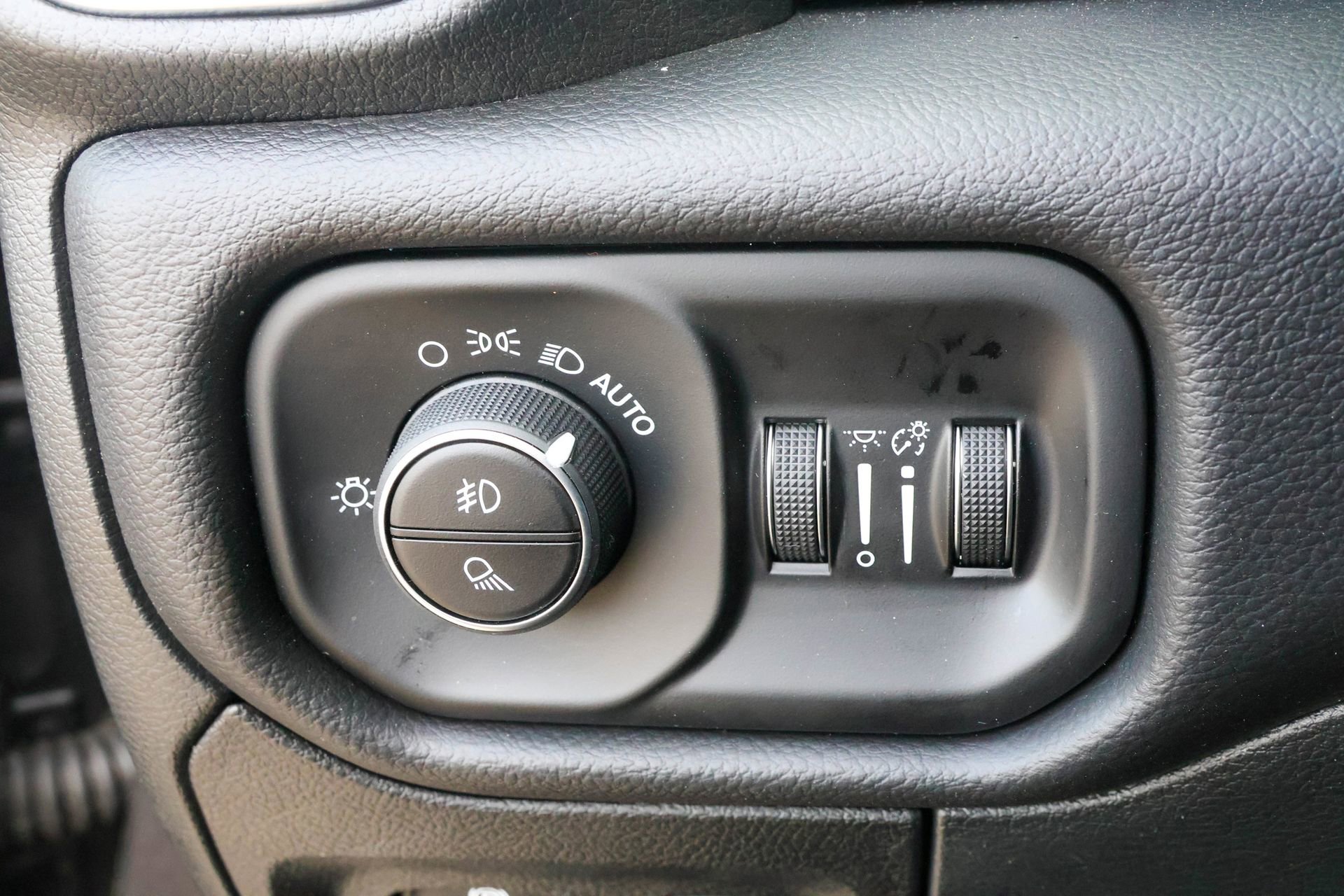 New 2026 RAM 1500 4x4 Crew Cab image 28