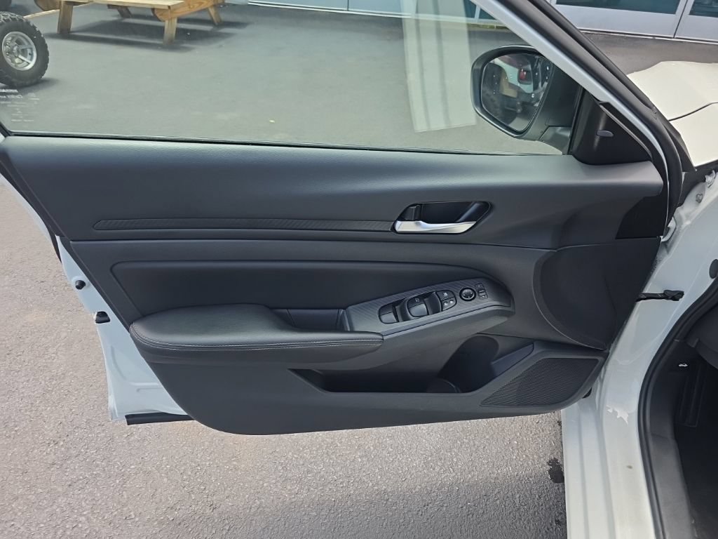 Used 2025 Nissan Altima 2.5 SV FWD image 10