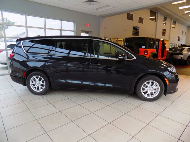 Used 2024 Chrysler Pacifica Touring-L image 8