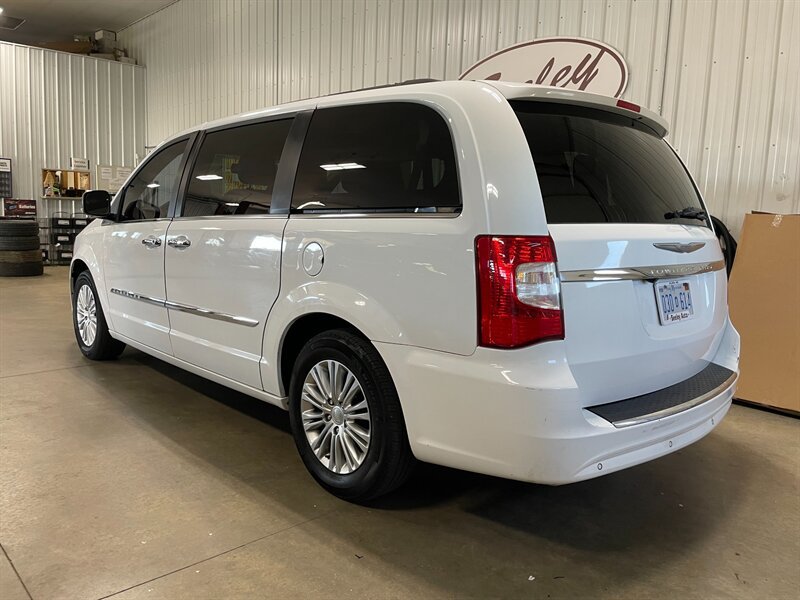 Used 2015 Chrysler Town & Country Touring-L w/ Driver Convenience Group FWD image 3
