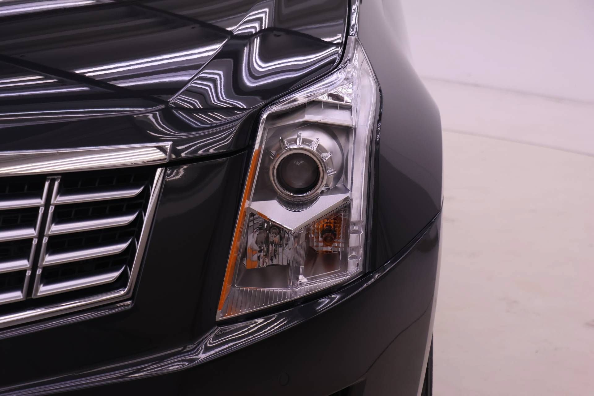 Used 2015 Cadillac SRX Luxury w/ Driver Awareness Package AWD/4WD image 25