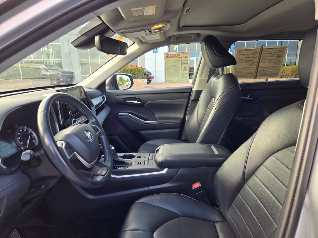 Used 2022 Toyota Highlander XLE AWD/4WD image 31
