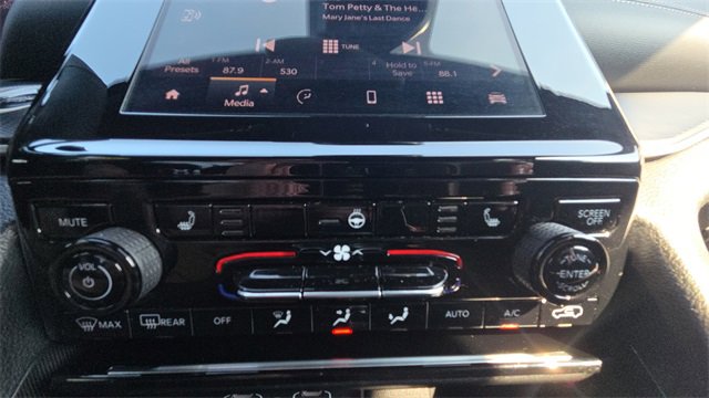 Used 2024 Jeep Grand Cherokee L Laredo w/ Luxury Tech Group I image 34