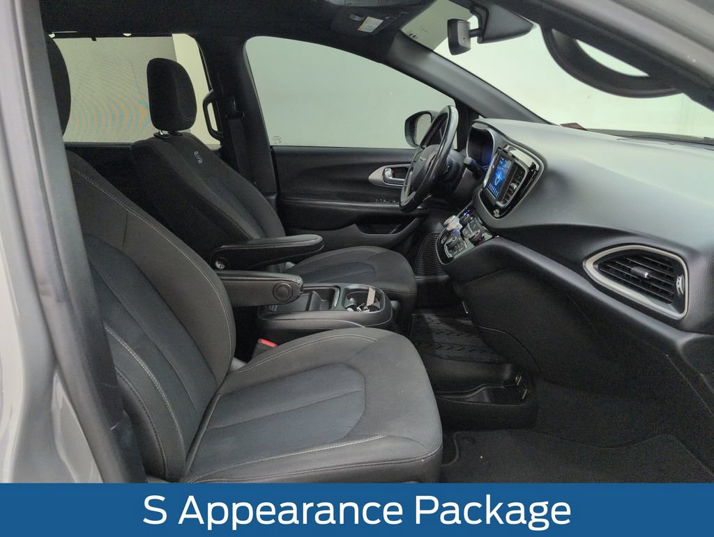 Used 2020 Chrysler Pacifica Touring w/ S Appearance Package FWD image 15