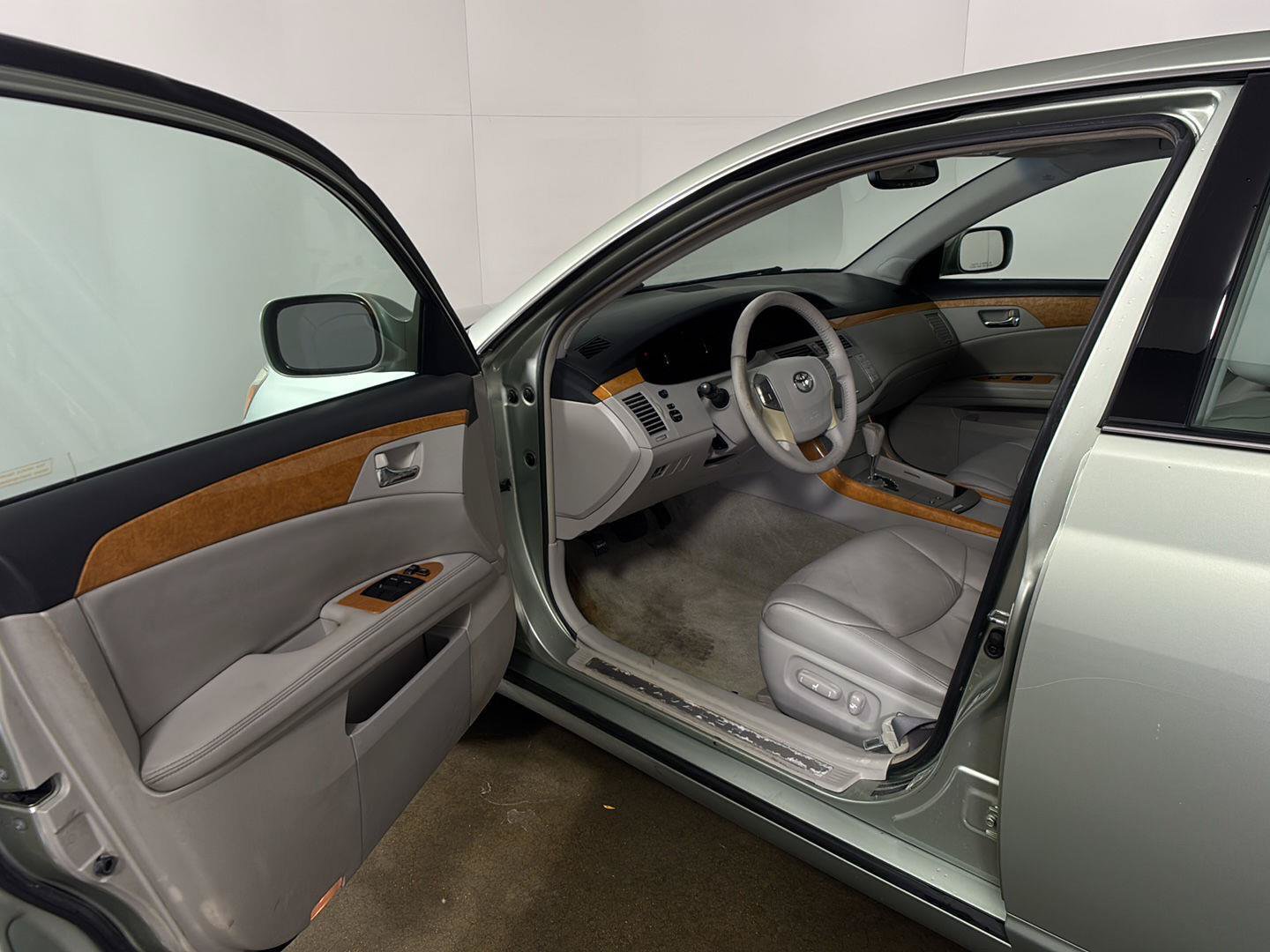 Used 2006 Toyota Avalon XLS FWD image 2