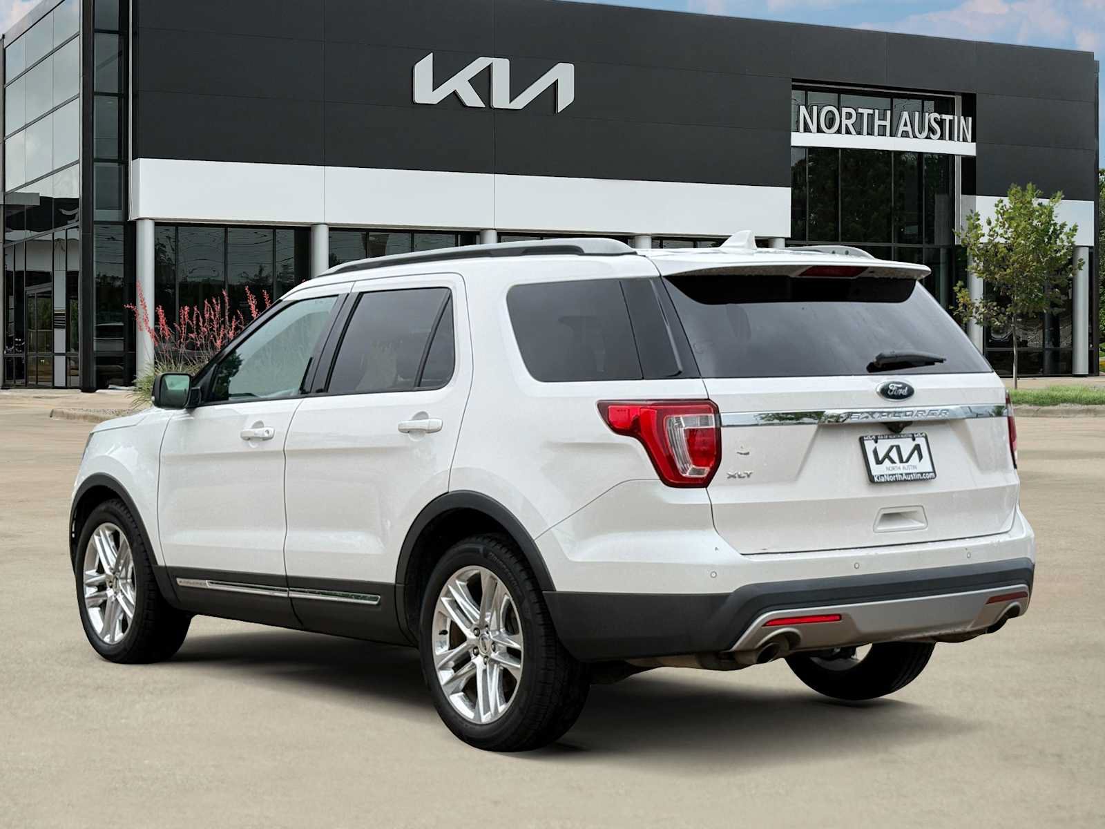 Used 2017 Ford Explorer XLT w/ Equipment Group 202A FWD image 5