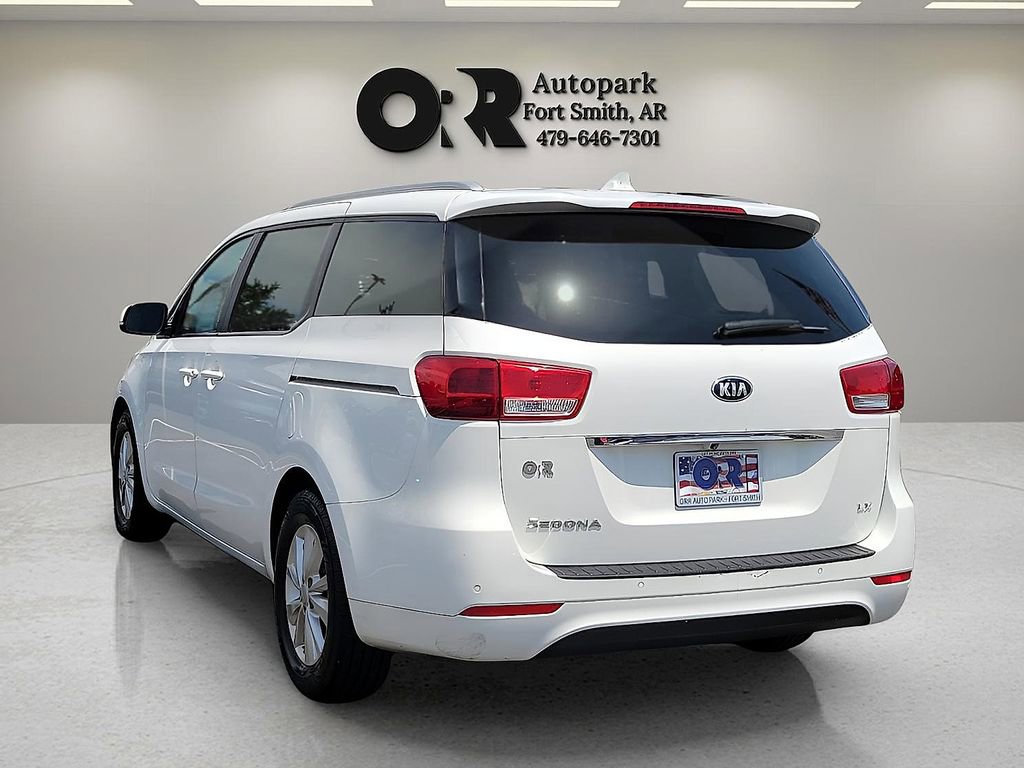Used 2016 Kia Sedona LX w/ Option Group 020 FWD image 4