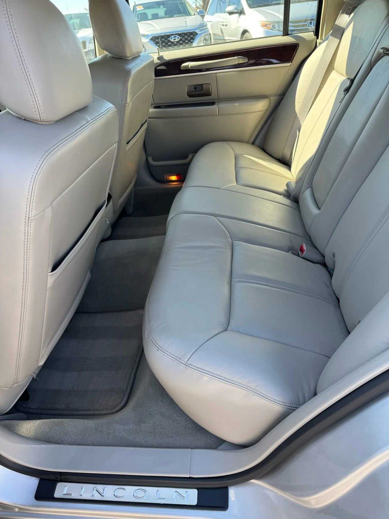 Used 2009 Lincoln Town Car Signature Limited image 22