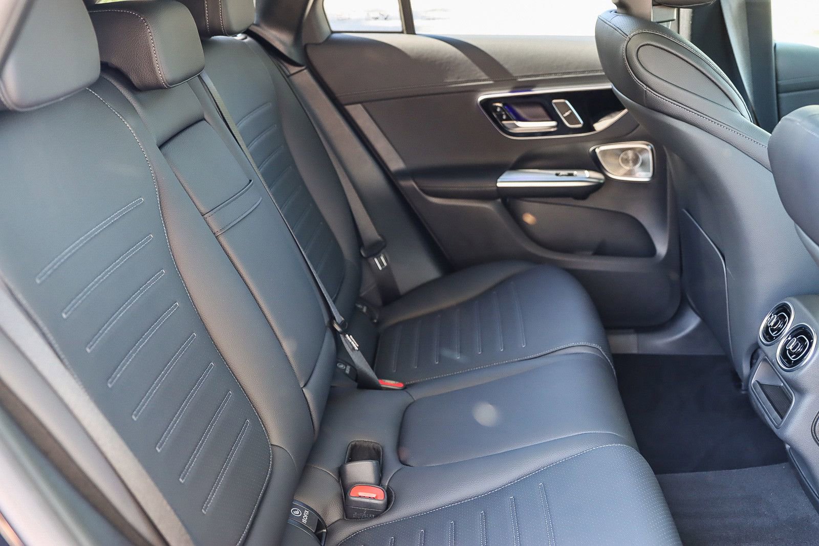 Used 2024 Mercedes-Benz GLC 300 4MATIC image 16