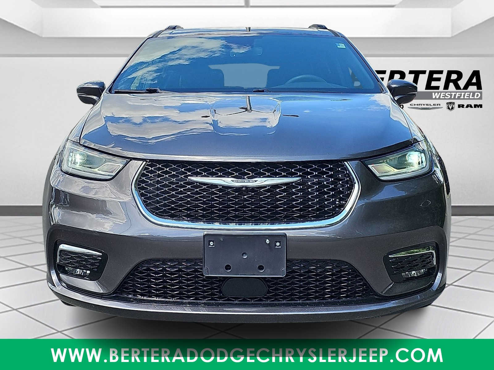 Used 2022 Chrysler Pacifica Touring AWD/4WD image 2