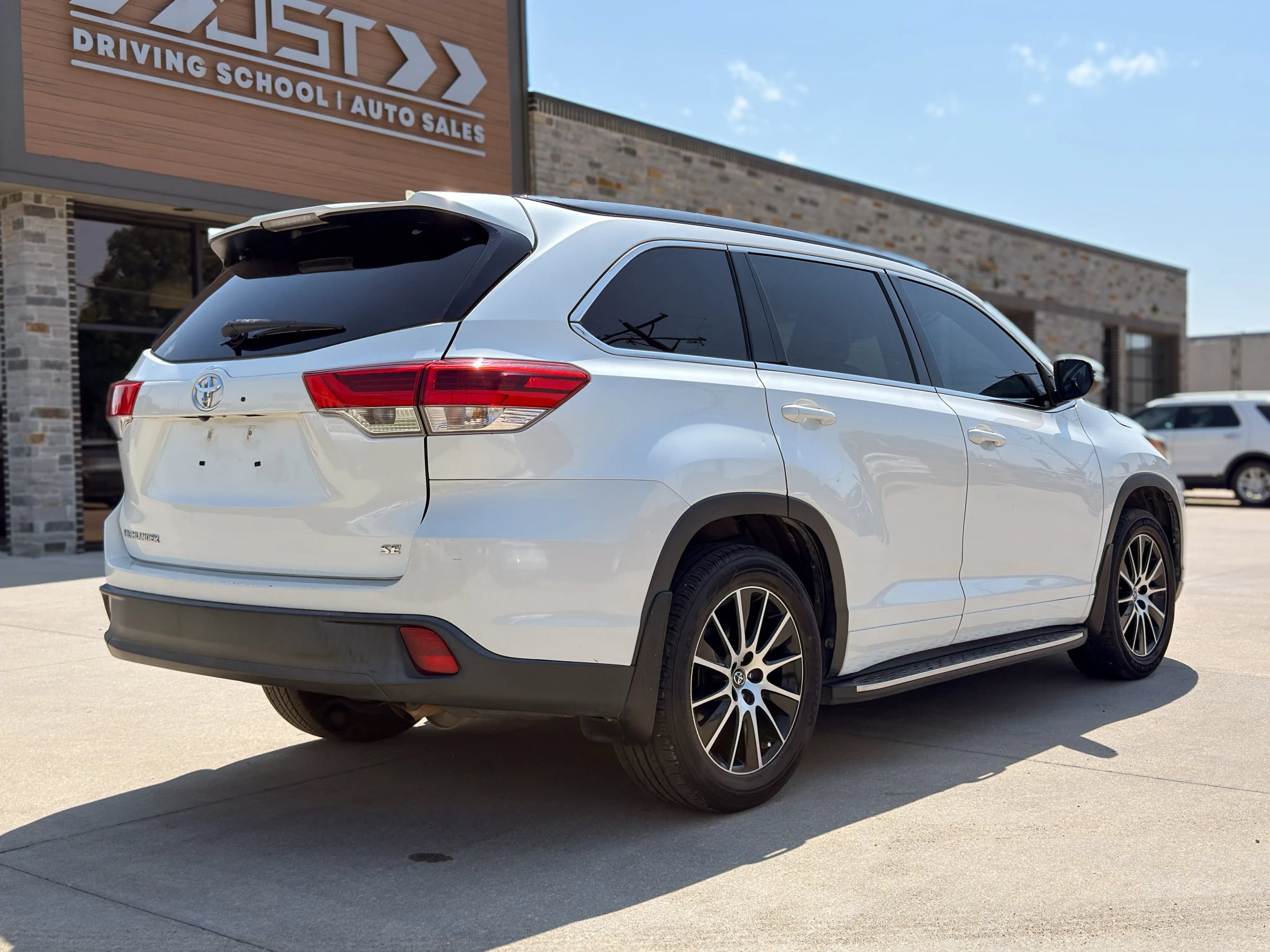 Used 2017 Toyota Highlander XLE FWD image 8