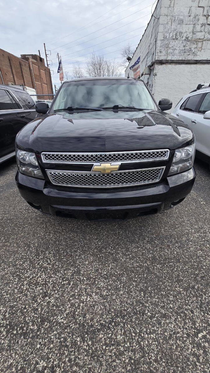 Used 2011 Chevrolet Suburban LT image 3