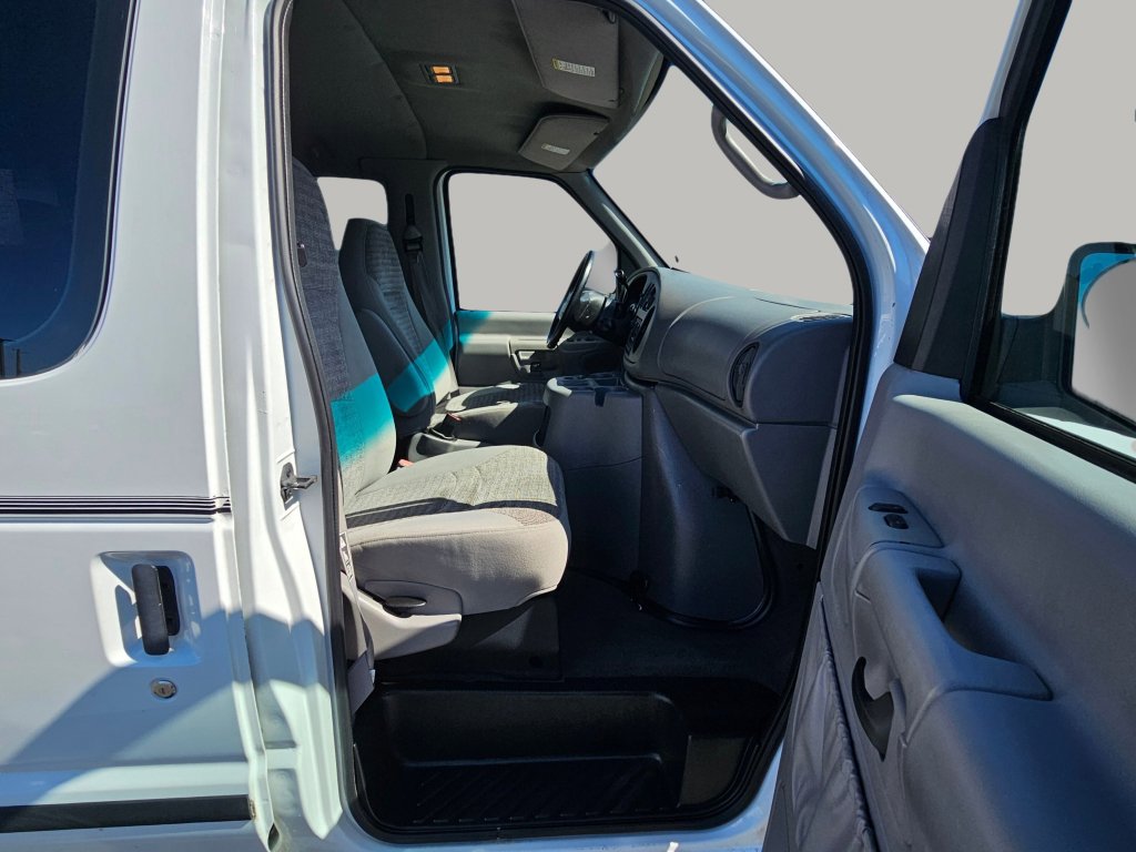 Used 2001 Ford E-350 and Econoline 350 Club Wagon image 24