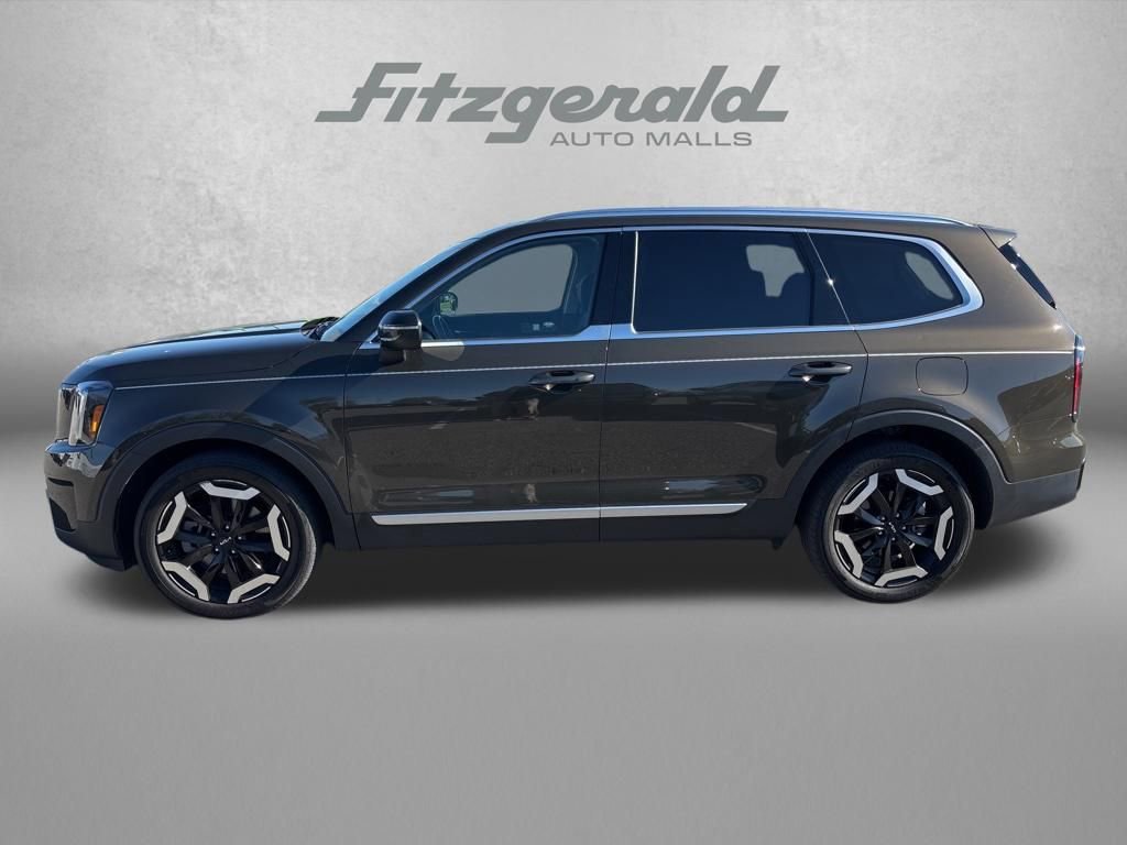 Used 2023 Kia Telluride EX w/ EX Captain's Chair Package image 2