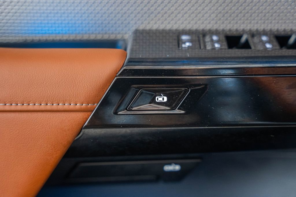 Used 2025 BMW 750e xDrive image 42