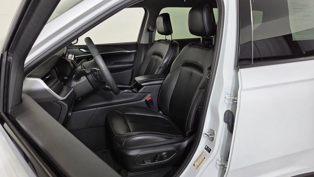 Used 2023 Jeep Grand Cherokee L Limited w/ Black Appearance Package AWD/4WD image 17