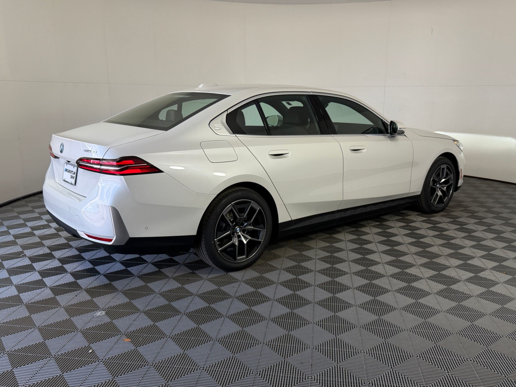 Used 2027 BMW i5 eDrive40 w/ Convenience Package RWD image 9