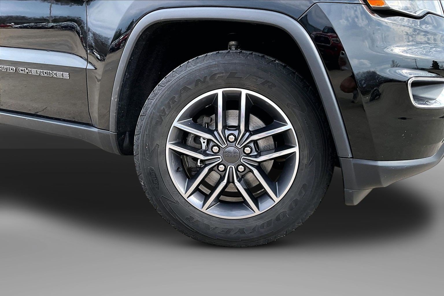 Used 2020 Jeep Grand Cherokee Laredo w/ 18" Wheel & 8.4" Radio Group AWD/4WD image 9