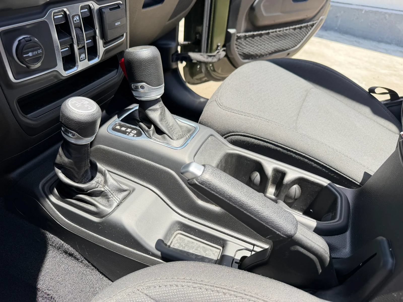 Used 2023 Jeep Wrangler Unlimited w/ Sun & Screen Package AWD/4WD image 23