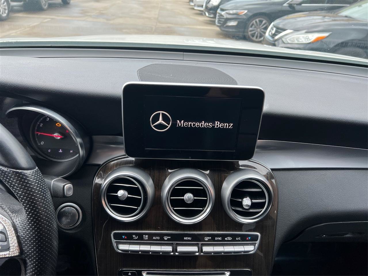 Used 2019 Mercedes-Benz GLC 300 4MATIC image 25
