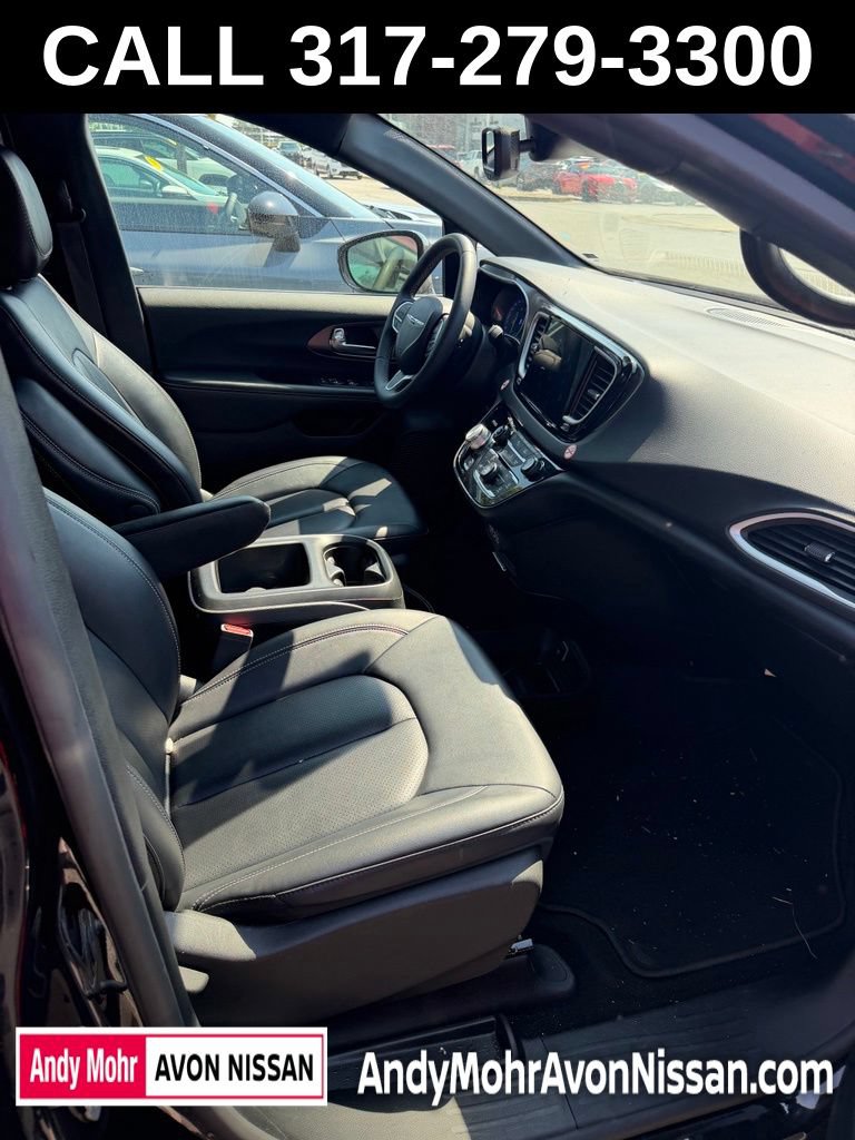 Used 2025 Chrysler Pacifica Select FWD image 8