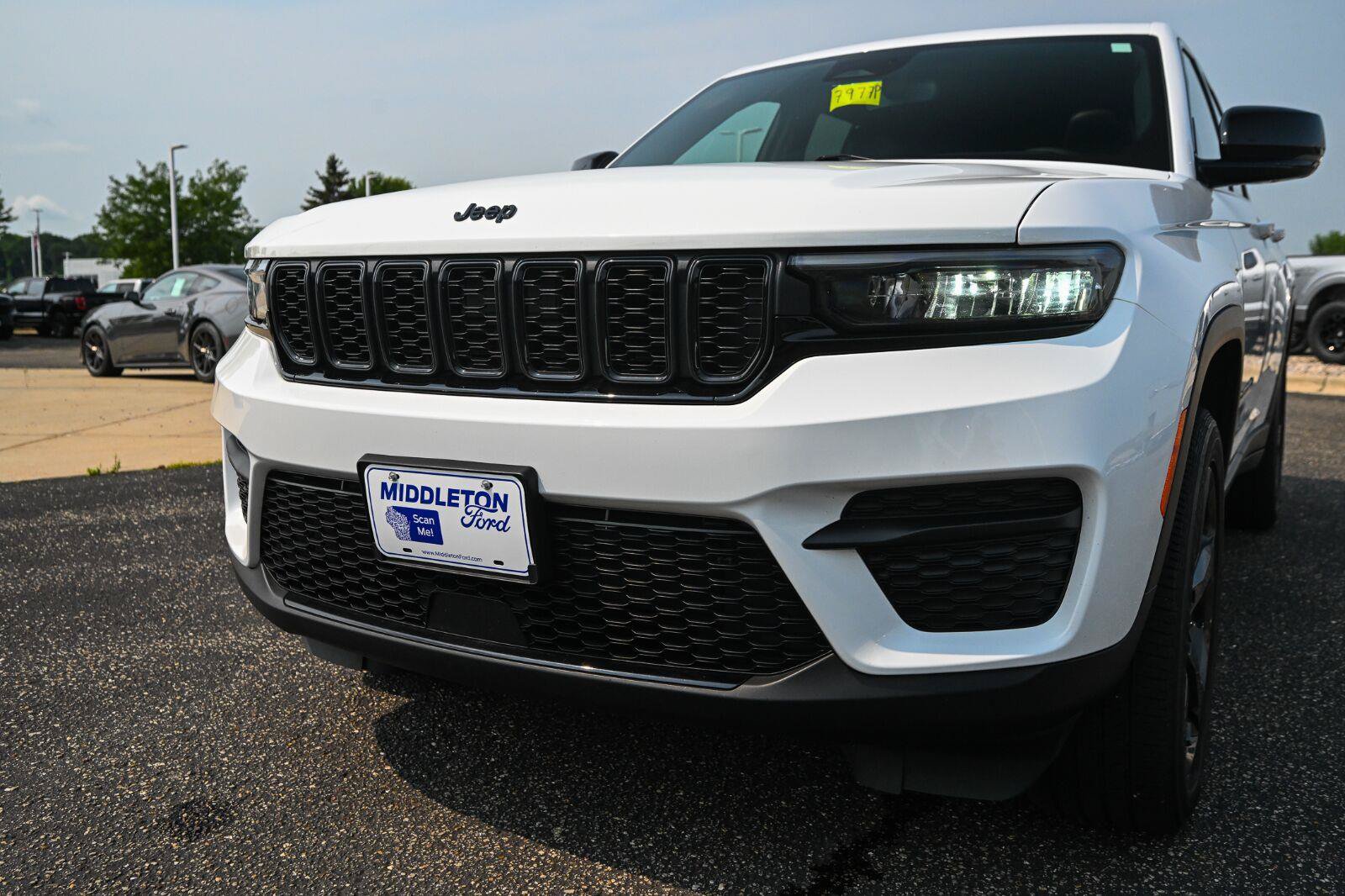 Used 2023 Jeep Grand Cherokee Altitude AWD/4WD image 11