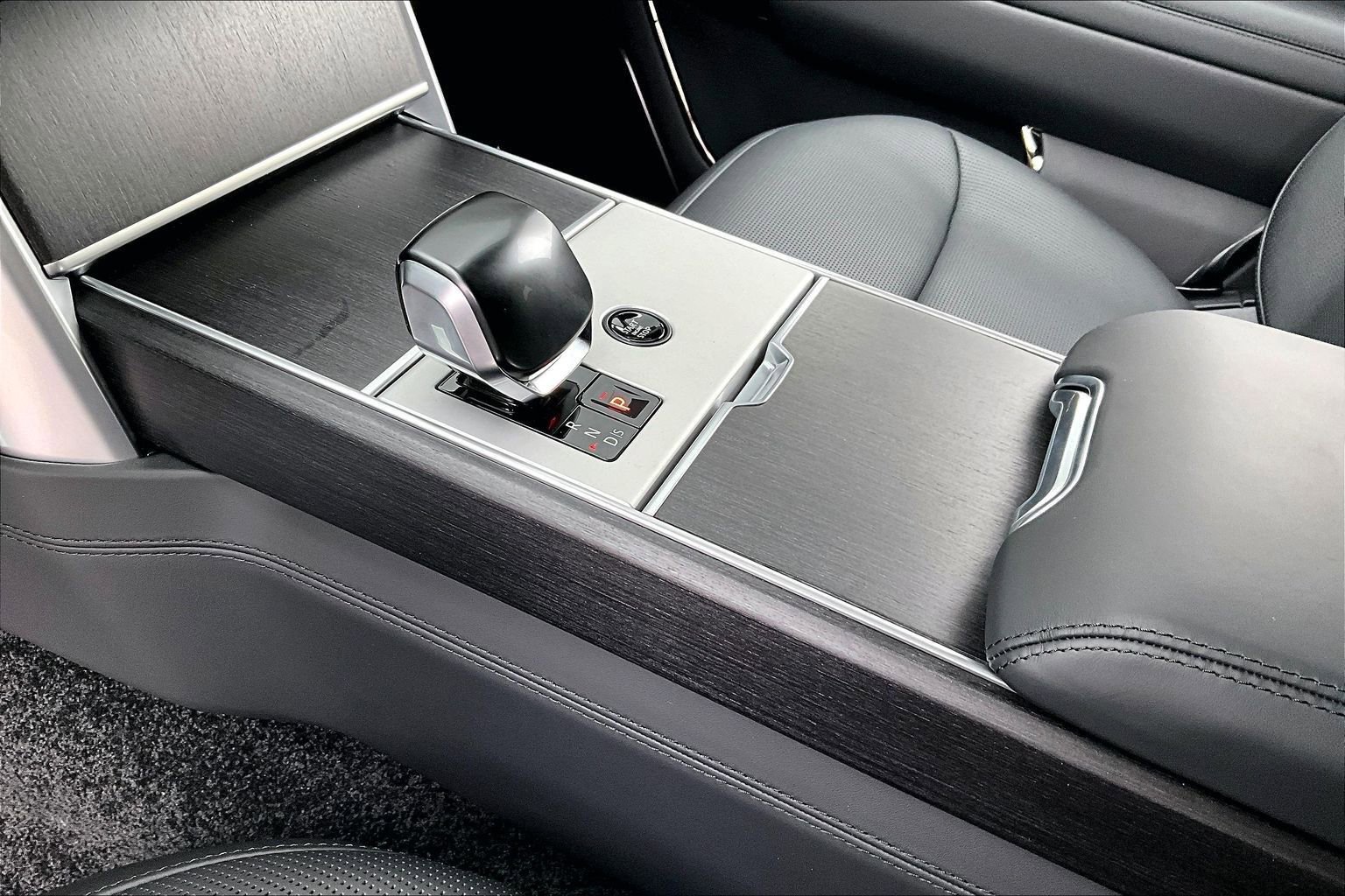 New 2026 Land Rover Range Rover SV image 8