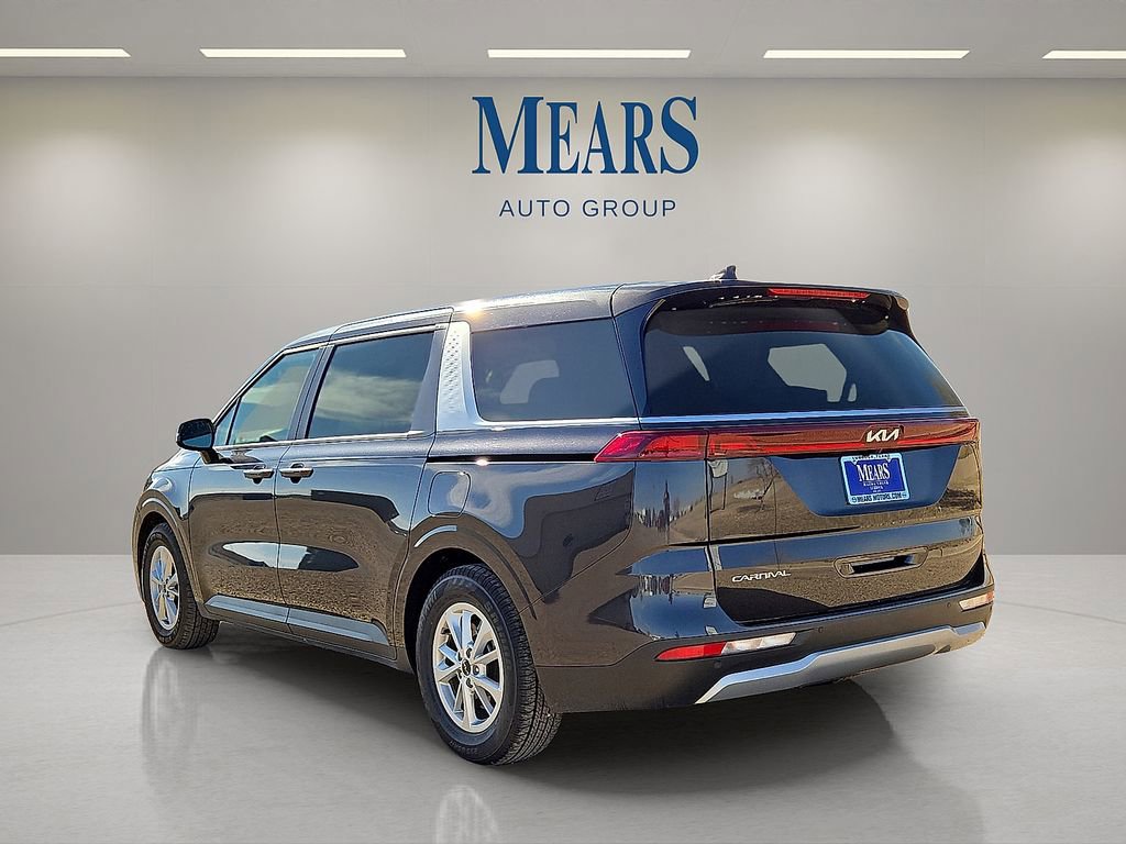 Used 2024 Kia Carnival LX image 3