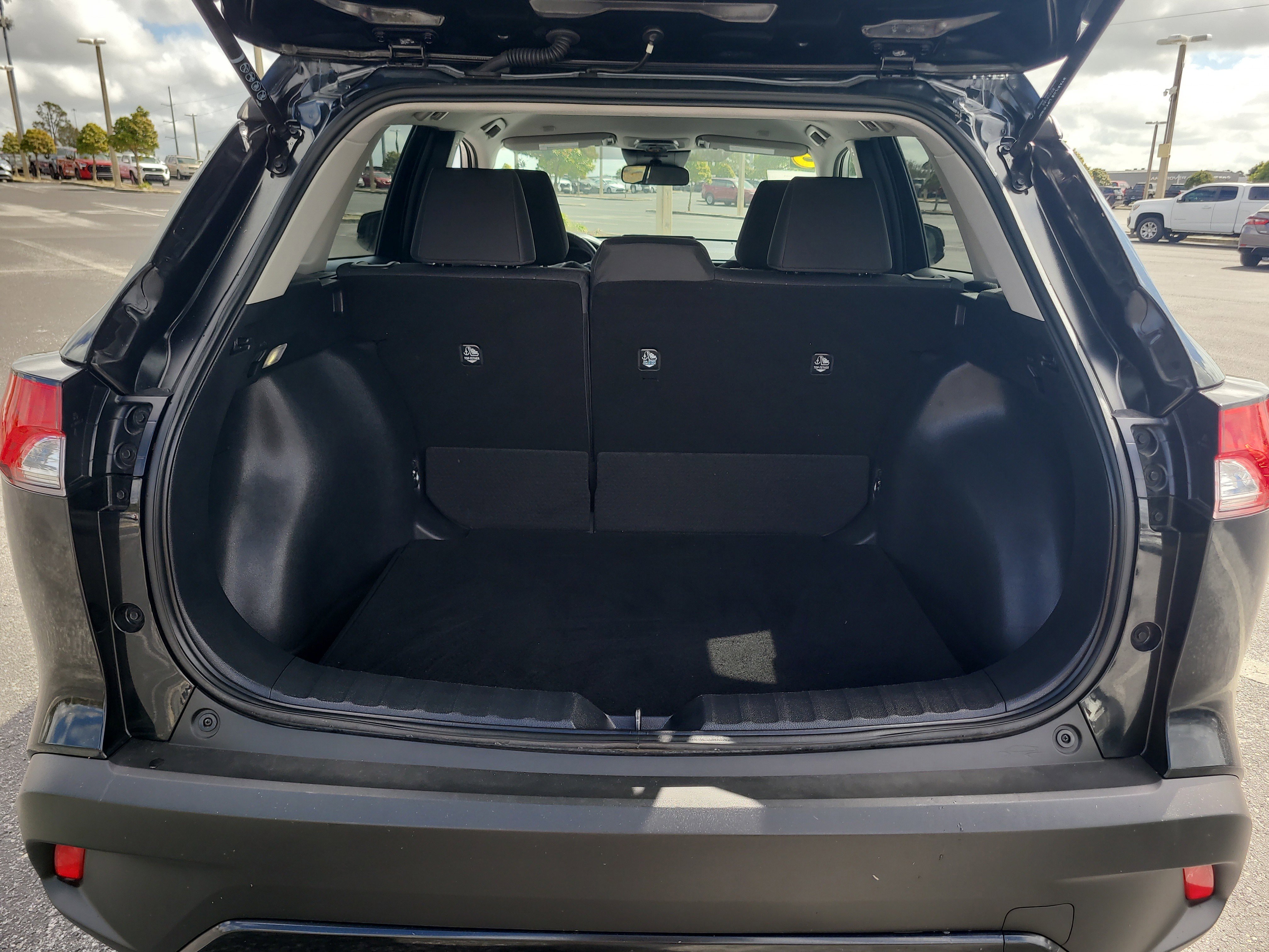 Used 2025 Toyota Corolla Cross LE image 11